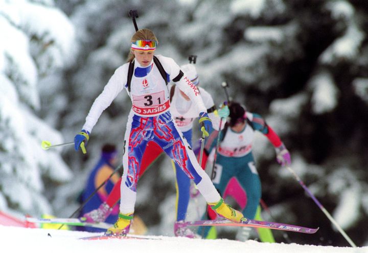 Corinne Niogret n'a que 19 ans lorsqu'elle dispute ce relais féminin victorieux des Jeux olympiques d'Albertville, le 14 février 1992. (GEORGES GOBET / AFP)