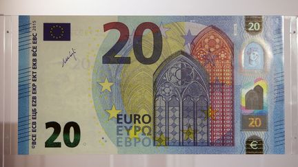 Le nouveau billet de 20 euros a &eacute;t&eacute; d&eacute;voil&eacute; mardi 24 f&eacute;vrier &agrave; Francfort (Allemagne). Il sera mis en circulation au mois de novembre. (DANIEL ROLAND / AFP)