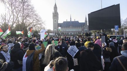 Une manifestation pro-palestinienne devant la Cour internationale de justice (CIJ) à La Haye (Pays-Bas) le 26 janvier 2024. (NIKOS OIKONOMOU / ANADOLU / AFP)