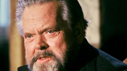 Orson Welles au palais de l'Elysée, le 23 février 1982, pendant la cérémonie au cours de laquelle le président français François Mitterrand l'a élevé au grade de commandeur de la Légion d'Honneur.
 (PHILIPPE BOUCHON / AFP)