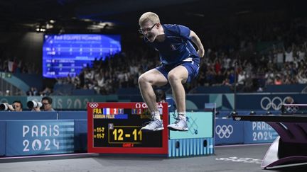 Félix Lebrun célèbre sa victoire dans le match décisif dans la rencontre pour le bronze par équipes contre le Japon, le 9 août 2024 à l'Arena Paris Sud. (AFP)