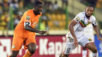 Yaya Touré (Côte d'Ivoire) face à Seydou Keita (Mali) (ISSOUF SANOGO / AFP)