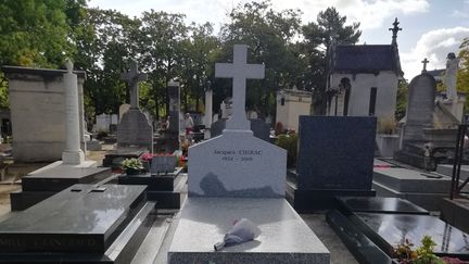 La tombe de Jacques Chirac au cimetière du Montparnasse à Paris. (MAÏWENN BORDRON / FRANCEINFO/ RADIODRANCE)