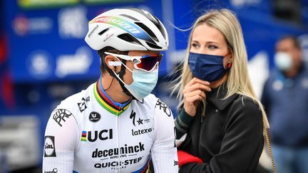 Marion Rousse et le cycliste Julian Alaphilippe à Louvin (Belgique) lors d'une étape du Tour de France 2020.&nbsp;
 (DAVID STOCKMAN / BELGA / AFP)