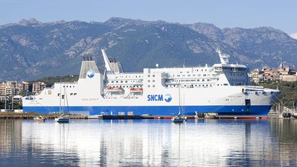 Un navire de la SNCM dans le porte de Porto Vecchio, en Corse du sud, le 11 mai 2015. (  MAXPPP)