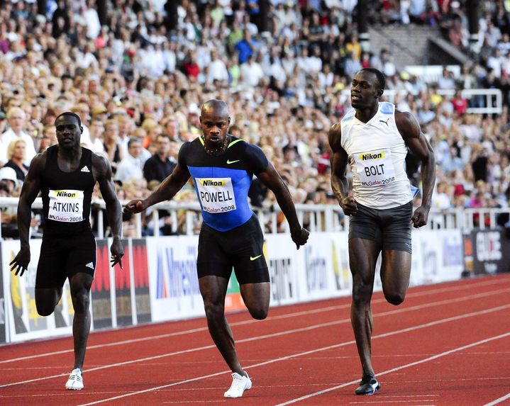 Asafa Powell devance Usain Bolt, le 22 juillet 2008, à Stockholm (Suède). (JONAS EKSTROMER / SCANPIX / AFP)