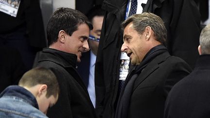 Le Premier ministre Manuel Valls et l'ancien pr&eacute;sident de la R&eacute;publique, Nicolas Sarkozy, le 19 avril 2014 au Parc des Princes, &agrave; Paris. (FRANCK FIFE / AFP)