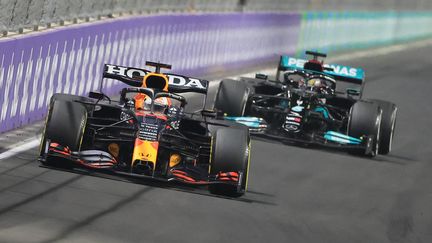 Max Verstappen et Lewis Hamilton au coude-à-coude lors du Grand Prix d'Arabie Saoudite le 5 décembre 2021. (GIUSEPPE CACACE / AFP)