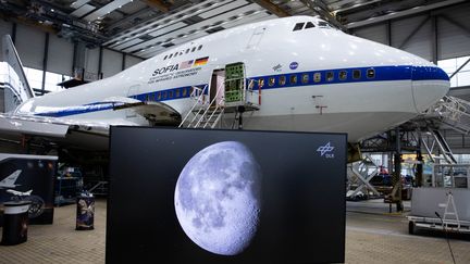 Une image de la lune&nbsp;projetée&nbsp;lors d'une conférence de presse le 26 octobre 2020, à Hambourg (Allemagne),&nbsp;qui présente de nouvelles preuves de la présence d'eau sur la lune, découvertes par des chercheurs américains.&nbsp; (CHRISTIAN CHARISIUS / DPA / AFP)