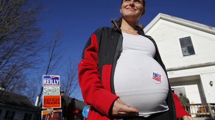 Une femme enceinte arbore un autocollant devant la mairie de Bristol, dans l'&eacute;tat du New Hampshire. (JESSICA RINALDI / REUTERS)