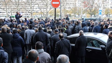 Une manifestation de chauffeurs VTC porte Maillot à Paris, le 24 novembre 2017.&nbsp; (JACQUES DEMARTHON / AFP)