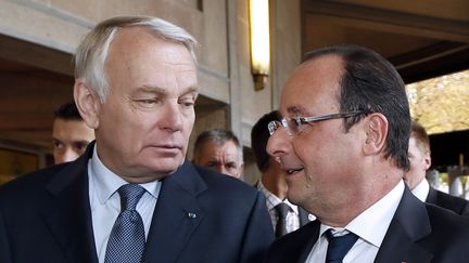 Le Premier ministre, Jean-Marc Ayrault (&agrave; gauche), et le pr&eacute;sident de la R&eacute;publique, Fran&ccedil;ois Hollande, le 20 septembre 2013 &agrave; Paris. (CHARLES PLATIAU / AFP)