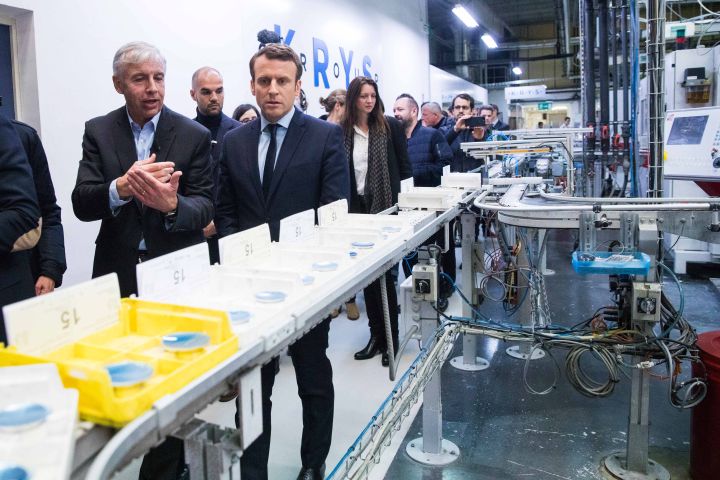 Emmanuel Macron visite l'usine Krys de Bazainville (Yvelines), le 18 avril 2017 (CHRISTOPHE MORIN / MAXPPP)