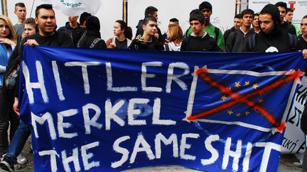 Des manifestants chypriotes tiennent une banni&egrave;re anti-europ&eacute;enne, le 26 mars 2013, &agrave; Nicosie (Chypre). (EMILY IRVING-SWIFT / AFP)