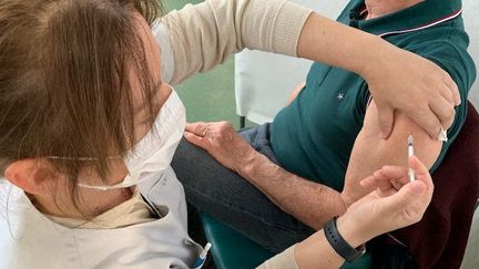 Une infirmière en train de vacciner un homme. Photo d'illustration. (BORIS COMPAIN / RADIO FRANCE)