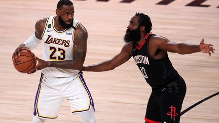 LeBron James (Lakers) a eu raison de James Harden (Rockets) (MICHAEL REAVES / GETTY IMAGES NORTH AMERICA)