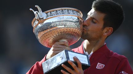 Novak Djokovic embrasse enfin la Coupe des Mousquetaires (MARTIN BUREAU / AFP)