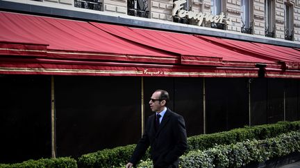 Un homme devant le restaurant Le Fouquet's en mars 2019.&nbsp; (PHILIPPE LOPEZ / AFP)