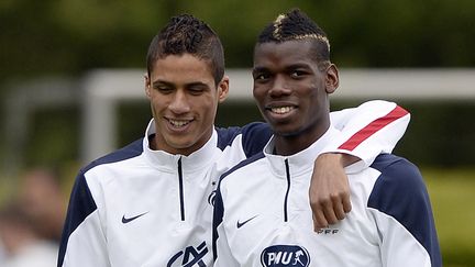 Rapha&euml;l Varane et Paul Pogba, membres de l'&eacute;quipe de France de Football, durant une session d'entra&icirc;nement &agrave; Clairefontaine (Yvelines), le 29 mai 2014. (FRANCK FIFE / AFP)