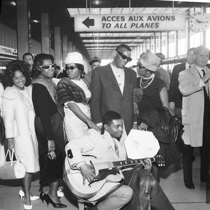 Le chanteur, pianiste et compositeur américain Ray Charles à son arrivée à l'aéroport d'Orly près de Paris,&nbsp;en 1963. (ROGER KASPARIAN)