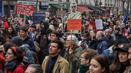 Des manifestants contre la réforme des retraites rassemblés à Paris, le 28 mars 2023. (MYRIAM TIRLER / HANS LUCAS / AFP)