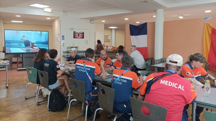 There are more than 1,200 Civil Protection volunteers, from all over France and mobilized on more than 70 sites, who live together to the rhythm of the trials and missions. (LISE ROOS-WEIL / FRANCEINFO)
