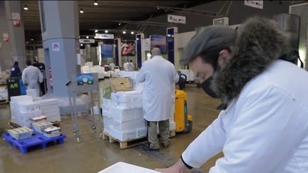 Le marché de Rungis, qui approvisionne toute l'Île-de-France en produits frais, est en ébullition avant la réouverture des terrasses, mercredi 19 mai.&nbsp; (CAPTURE ECRAN FRANCE 2)