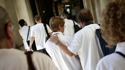 Des familles des victimes du vol Rio-Paris, le 2 juillet 2014 au palais de justice de Paris. (VINCENT ISORE / MAXPPP)