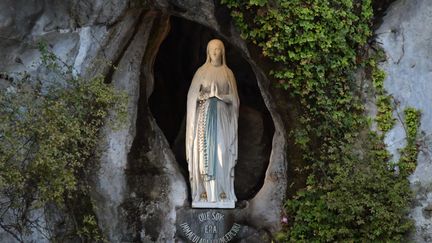 Statue de la vierge Marie, dans la grotte de Massabielle, à Lourdes.&nbsp; (PASCAL PAVANI / AFP)