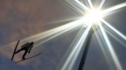 Le Slov&egrave;ne&nbsp;Robert Kranjec lors de son premier saut &agrave; ski au tournoi des quatre tremplins &agrave;&nbsp;Bischofshofen (Suisse), le 6 janvier 2014. (DOMINIC EBENBICHLER / REUTERS)