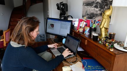 Une femme fait du télétravail à Nantes (Loire-Atlantique), le 19 mars 2020. (FRANCK DUBRAY / MAXPPP)