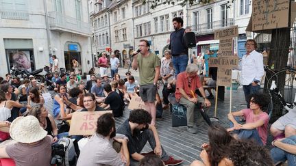 La mobilisation contre l'arrêté anti-mendicité se poursuit à Besançon. (ARNAUD CASTAGN? / MAXPPP)