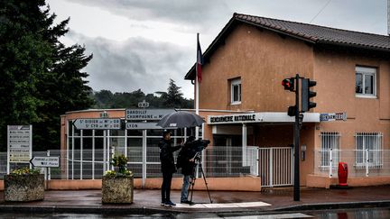 La caserne de gendarmerie de Limonest, où deux fillettes ont été retrouvées mortes le 10 juin 2018 dans la soirée. (JEFF PACHOUD / AFP)