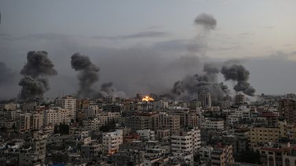 De la fumée s'élève après une frappe aérienne israélienne sur la ville de Gaza, le 9 octobre 2023. (MOHAMMED SABER / EPA / MAXPPP)