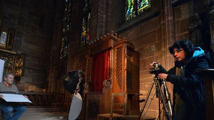 Un modèle anonyme prend la pose dans la cathédrale de Strasbourg
 (PATRICK HERTZOG / AFP)