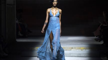 La sculpturale mannequin noire Jourdan Dunn, qui milite elle aussi pour plus de diversité dans la mode, a défilé dans une robe fendue et transparente, signée TopShop. Elle a également fait parler d'elle en appelant au boycott d'une boîte de nuit londonienne qu'elle a accusée "de ne pas aimer les Noirs".
	 
 (WILL OLIVER/EPA/MaxPPP)