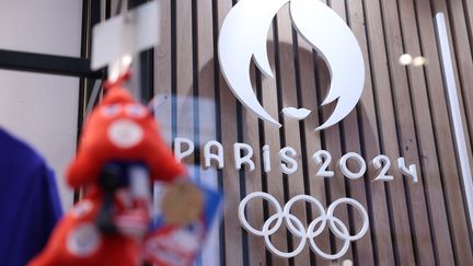 Photographie prise le 15 novembre 2022 à Paris montrant le logo officiel des Jeux olympiques et paralympiques de Paris 2024, dans la boutique officielle ouverte dans le centre commercial des Halles, à Paris. (THOMAS SAMSON / AFP)