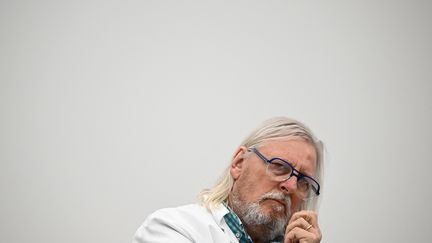 Le virologue Didier Raoult à une conférence de presse de l'IHU à Marseille le 20 avril 2022 (CHRISTOPHE SIMON / AFP)