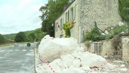 Dans le Val-d'Oise, à Haute-Isle, un bloc de calcaire s'est détaché d'une falaise en pleine journée.&nbsp;L'impressionnante chute a, heureusement, causé peu de dégâts et n'a blessé personne. (FRANCE 3)