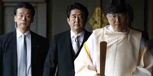 Le Premier ministre japonais, Shinzo Abbe (au centre), visite le sanctuaire de Yasukuni à Tokyo en compagnie d'un prêtre shinto, le 26 décembre 2013.  (Reuters - Toru Hana)