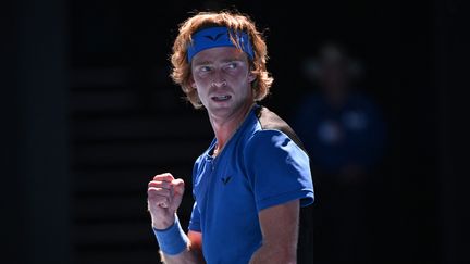 Le Russe Andrey Rublev lors de son huitième de finale face au Danois Holger Rune, à l'Open d'Australie, le 23 janvier 2023. (WILLIAM WEST / AFP)