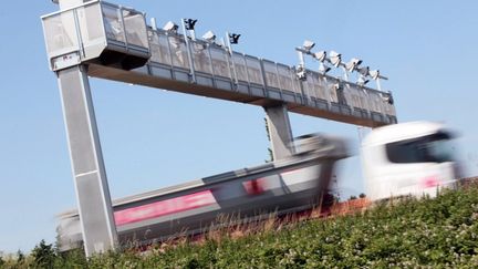 Un portail &eacute;cotaxe pr&egrave;s de Lille (Nord), le 23 juin 2014.&nbsp; (THIERRY THOREL / CITIZENSIDE / AFP)