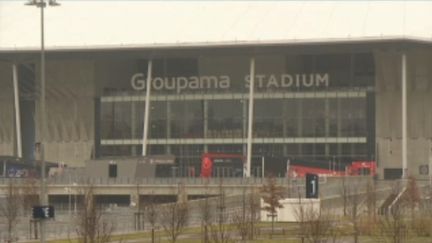 Mercredi 26 février, l'Olympique Lyonnais affrontera la Juventus de Turin lors d'un match à Lyon. Néanmoins, face au&nbsp;Covid-19, la question de l'annulation se pose. Le journaliste Thomas Cuny, en direct de Lyon (Rhône) pour le 13 Heures, répond aux interrogations. (FRANCE 2)