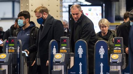 Londoniens avec et sans masques cohabitent dans les transports, maintenant que les restrictions anti-Covid sont levées.&nbsp; (WIKTOR SZYMANOWICZ / NURPHOTO)