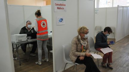 Face à une reprise épidémique et à l'arrivée du variant Omicron, la question de l'obligation vaccinale se pose à nouveau. (PASCAL BACHELET / BSIP VIA AFP)