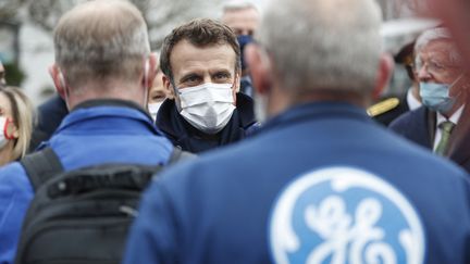 Le président français Emmanuel Macron rencontre des&nbsp;salariés sur le principal site de production de GE Steam Power System pour ses systèmes de turbines nucléaires à Belfort, le 10 février 2022. (JEAN-FRANCOIS BADIAS / POOL / AFP)