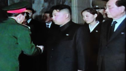 Kim Jong-un, le nouveau leader nord-cor&eacute;en, accompagn&eacute; d'une jeune femme lorsqu'il a rendu hommage &agrave; son p&egrave;re d&eacute;funt, au mausol&eacute;e Kum Su-san, &agrave; Pyongyang (Cor&eacute;e du Nord), le 21 d&eacute;cembre 2011. (AFP PHOTO / NORTH KOREAN TV)