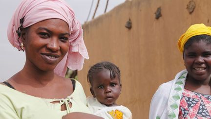 Même si toutes n'y ont pas recours, comme ces Mauritaniennes, de nombreuses Africaines pratiquent le blanchissement de la peau. (AFP/Nicolas Thibaut)