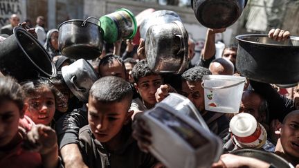 Une distribution d'aide alimentaire à Deir al-Balah, dans la bande de Gaza, le 29 février 2024. (ALI JADALLAH / ANADOLU / AFP)