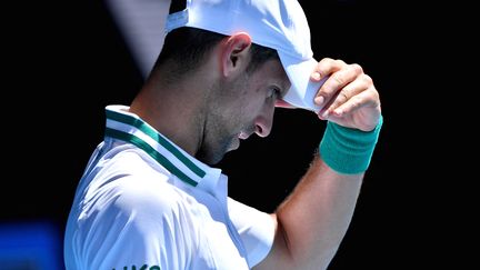 Le Serbe Novak Djokovic dans la chaleur de Melbourne lors du 2e tour de l'Open d'Australie contre Frances Tiafoe le 10 février 2021 (PAUL CROCK / AFP)